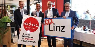 Am Foto (v.l.n.r.): Wirtschafts-Landesrat Markus Achleitner, Sozial-Landesrat Wolfgang Hattmannsdorfer, XXXLutz-Sprecher Thomas Saliger und der Linzer Bürgermeister Klaus Luger. 