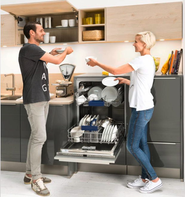 XXXLutz - ADV - Küche Sieben Fehler - Paar, Geschirrspüler - 620x660