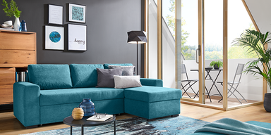 XXXLutz Wohnzimmer mit Sofa und Blick auf den Balkon