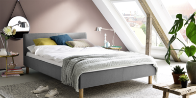 XXXLutz Schlafzimmer in einer Mansarde und vor Glasfenster