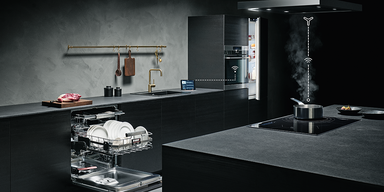 XXXLutz coole, schwarze, smarte Küche mit Einbaugeräten, die per WLAN angesteuert werden