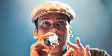 Xavier Naidoo in größerer Halle