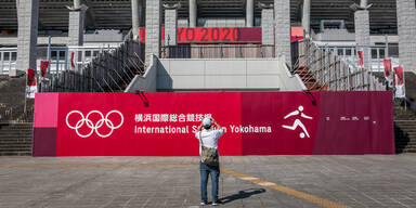 Ein Fotograf macht einen Schnappschuss vom Yokohama Stadium