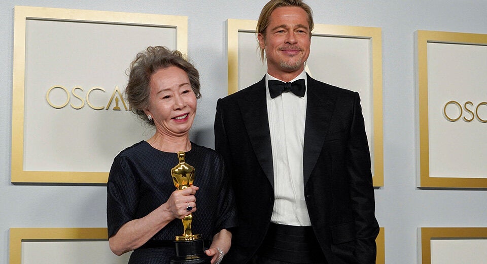 Yuh-Jung Youn und Brad Pitt