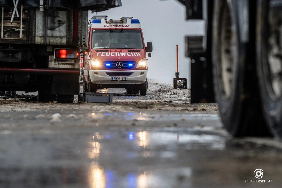 Hühnertransporter auf glatter Straße verunglückt.