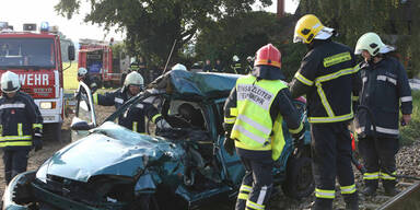 Auto kracht gegen Zug - Ein Toter