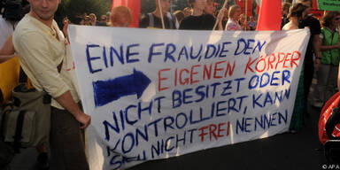 Zahlreiche Demonstranten auf beiden Seiten