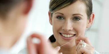 Zahnzwischenr&auml;ume mit Zahnseide reinigen