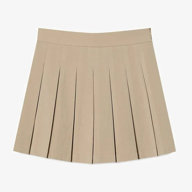 Hailey Bieber trägt Miniröcke auch an kalten Tagen