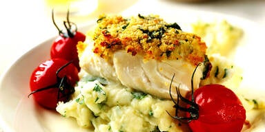 Zanderfilet in Kartoffelkruste auf Blattspinat