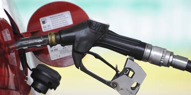 Tankstelle: Täter nach bewaffnetem Überfall auf der Flucht