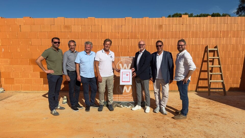 Klimafreundliche Ziegel für viele Bauprojekte der Bauvereinigung Neue Eisenstädter: Michael Kurzmann (Gartner Schiener), Richard Hainfellner (Wienerberger), Wilfried Gartner (Gartner Schiener), Hannes Gartner (Gartner Schiener), Hermann Forster (Wienerberger), Baumeister Bernd Gerdentisch (GF Neue Eisenstädter) und Baumeister Srecko Vlasic (NE)