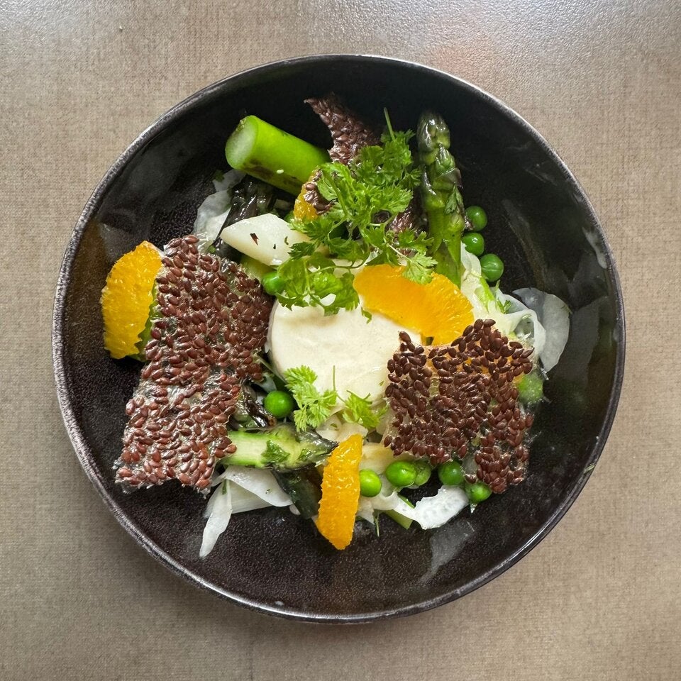 Ziegenkäse-Panna-Cotta mit Spargel-Erbsensalat und Leinsamen-Cracker. 