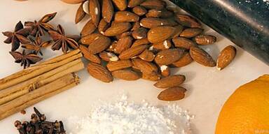 Zimt, Nelken und Anis geh&ouml;ren in den Lebkuchenteig