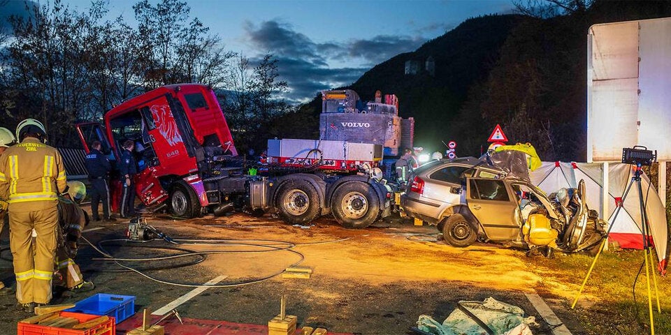 76-Jähriger kracht frontal gegen Lkw - tot