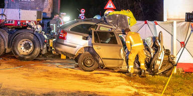 76-J&auml;hriger kracht frontal gegen Lkw - tot