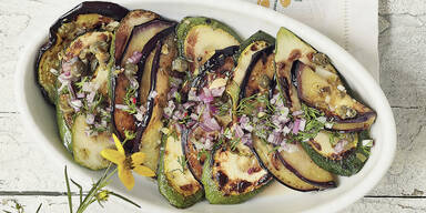 Marinierte Zucchini und Melanzani