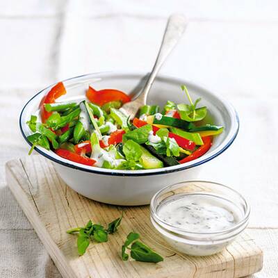 Zucchinisalat mit frischer Minze und Brunnenkresse