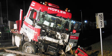 Lkw raste gegen Zug: Triebwagen entgleist