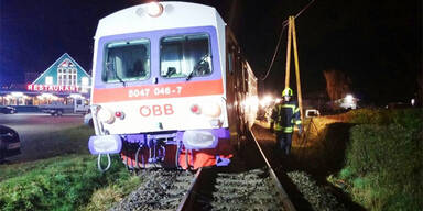 Lkw raste gegen Zug: Triebwagen entgleist