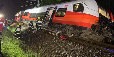 Zug prallt gegen Mure und entgleist