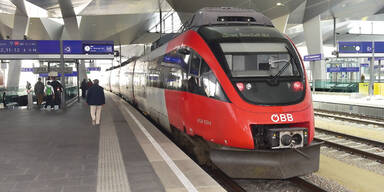 Bub (5) überlebt  Kollision mit Zug