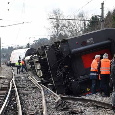 Aufräumarbeiten nach Zugsunglück