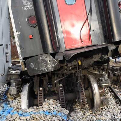 Aufräumarbeiten nach Zugsunglück