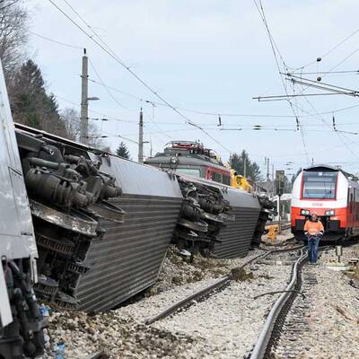 Aufräumarbeiten nach Zugsunglück