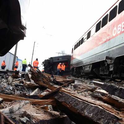 Aufräumarbeiten nach Zugsunglück