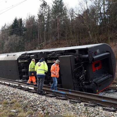 Aufräumarbeiten nach Zugsunglück