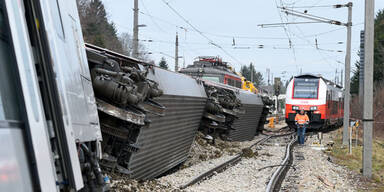 Zugsungl&uuml;ck: Bergungsarbeiten laufen