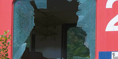 2 Teenies stürzten fahrendem Zug