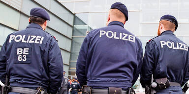 Zwei Polizisten vor Haus mit Messer attackiert | Schwer verletzte Beamte konnten T&auml;ter &uuml;berw&auml;ltigen