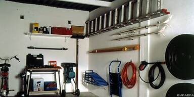 Zwei l&auml;ngs angeordnete Lampen erleuchten Garagen