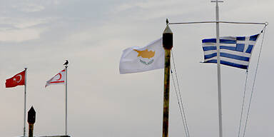 Zypern-Türkei-Fahnen