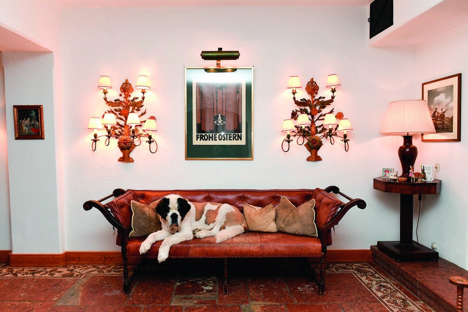 Sogar die Bilder werden zu Ostern zum Fest passend ausgetauscht. „Wo sonst Warhols hängen, schmücken jetzt gerahmte Osterposter die Wände“, so die Gastgeberin und Tierliebhaberin.    