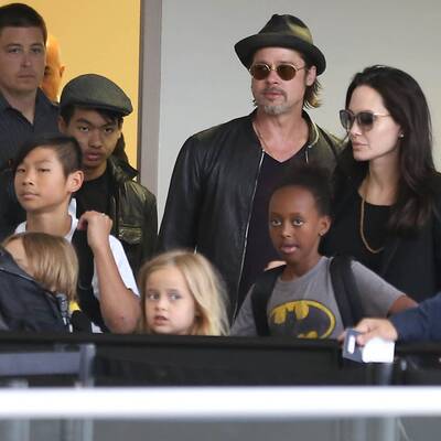 Brad Pitt & Angelina Jolie lotsen Kids durch Flughafen