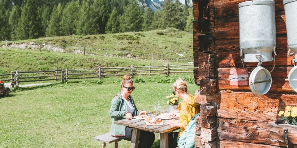 zwei Personen essen auf einer Berghütte
