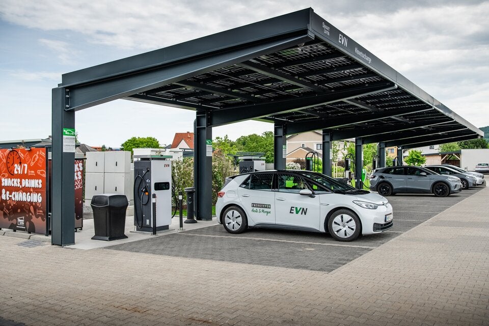 Der E-Mobilitäts-Ladepark an der A1 beim Hotel Smart Liv’in wurde erweitert und modernisiert.