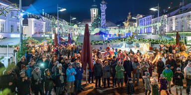 DJ auf Hochstand sorgt für Stimmung am Christkindlmarkt