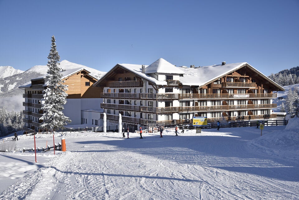 Das Alpenhaus Katschberg. Das Apartment-Haus auf 1.640 m Seehöhe liegt direkt an der Skipiste.