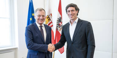 Thomas Stelzer und der neue Ortschef in St. Georgen.