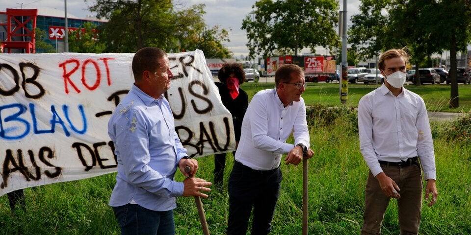 FPÖ-Abgeordneter von Aktivisten mit Torte attackiert