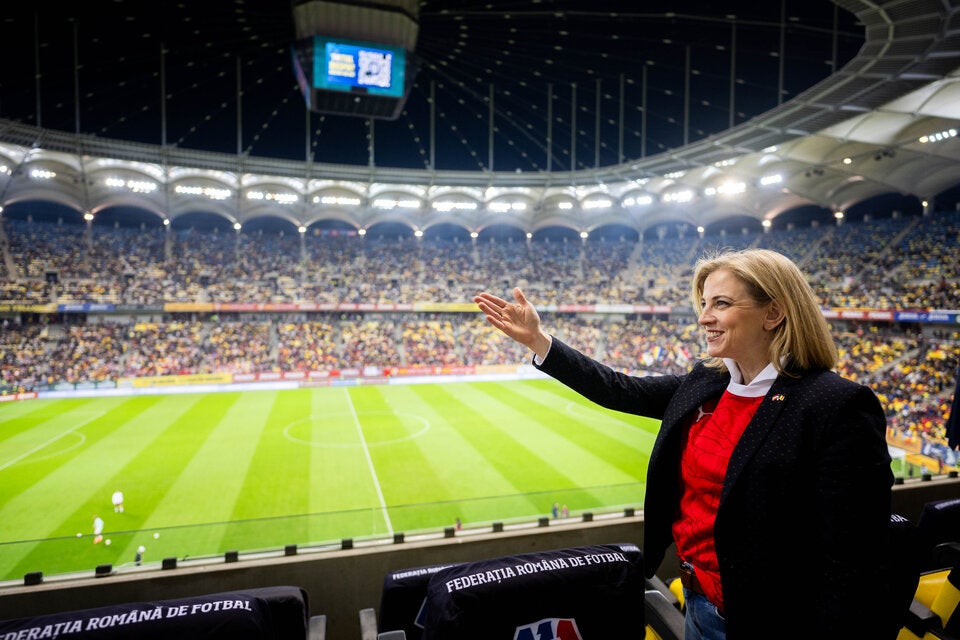 Meinl-Reisinger mit Schülern vom Grazer Amok-Gymnasium beim Teamspiel