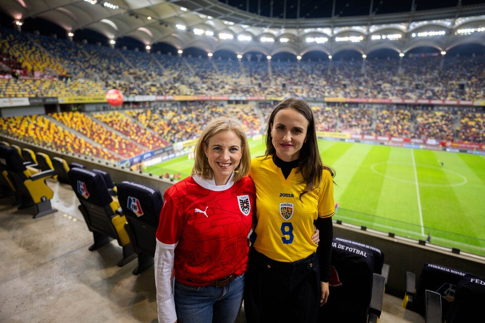 Meinl-Reisinger mit Schülern vom Grazer Amok-Gymnasium beim Teamspiel
