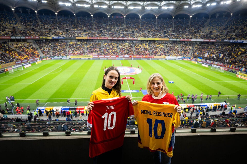 Meinl-Reisinger mit Schülern vom Grazer Amok-Gymnasium beim Teamspiel