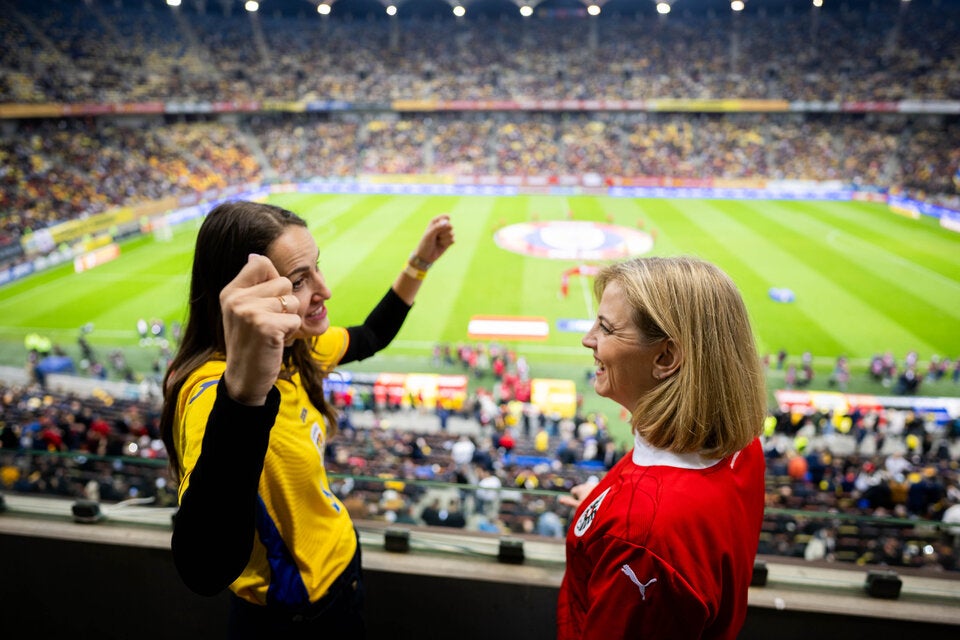 Meinl-Reisinger mit Schülern vom Grazer Amok-Gymnasium beim Teamspiel