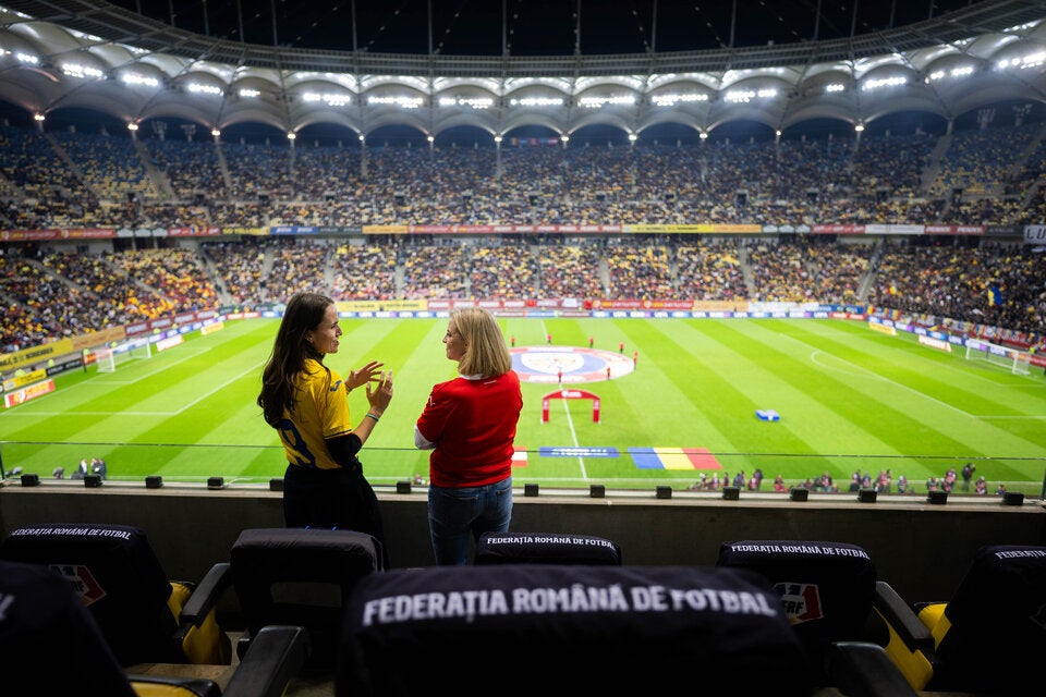 Meinl-Reisinger mit Schülern vom Grazer Amok-Gymnasium beim Teamspiel