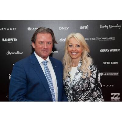 Shopping for Charity - Fashion Outlet Parndorf - 